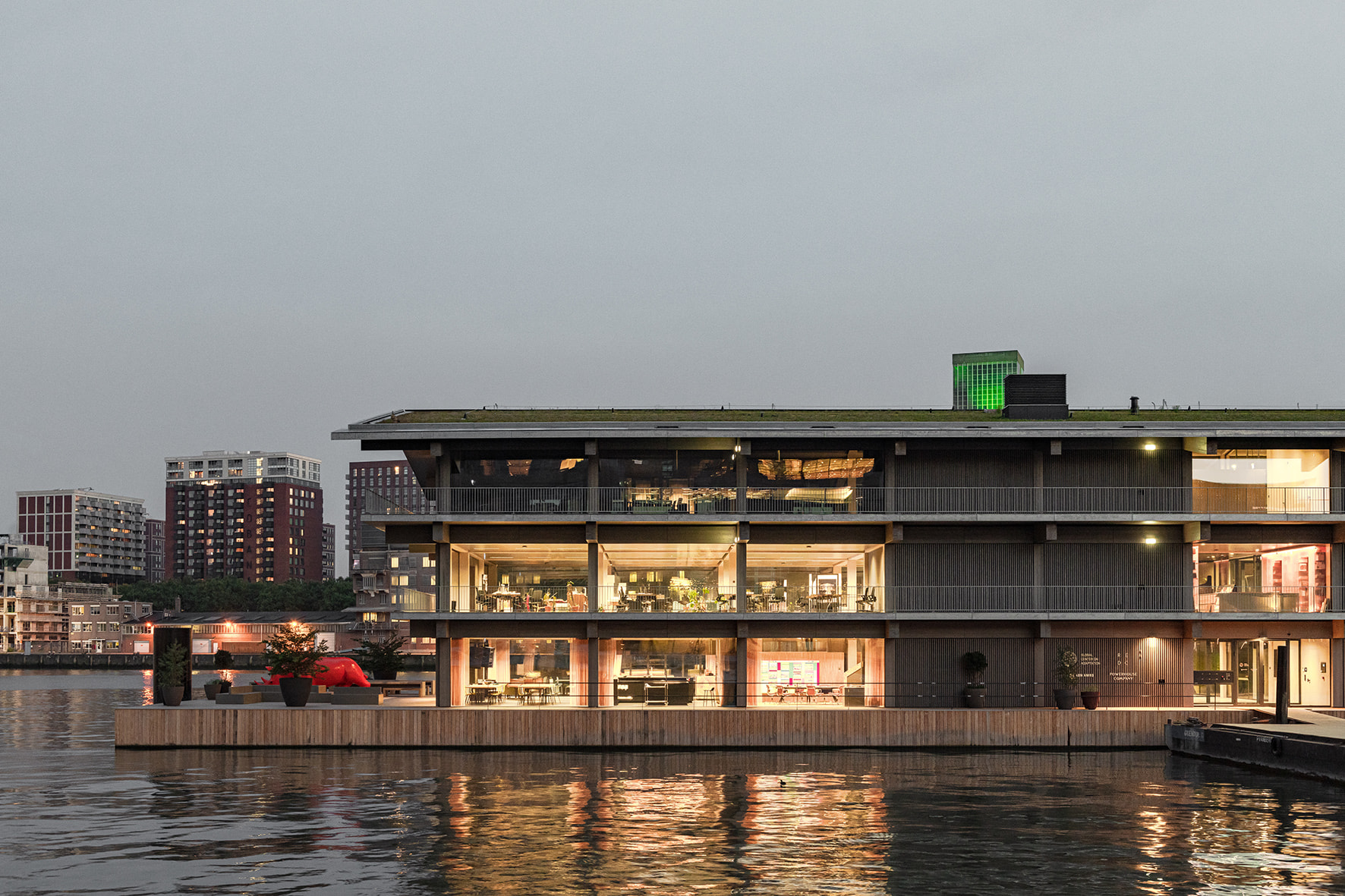Floating Office Rotterdam: klimaatbestendig en energieneutraal