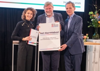 Minister Hermans ontvangt uit handen Teun van Bokhoven en Kees Vendrik het Warmtebod